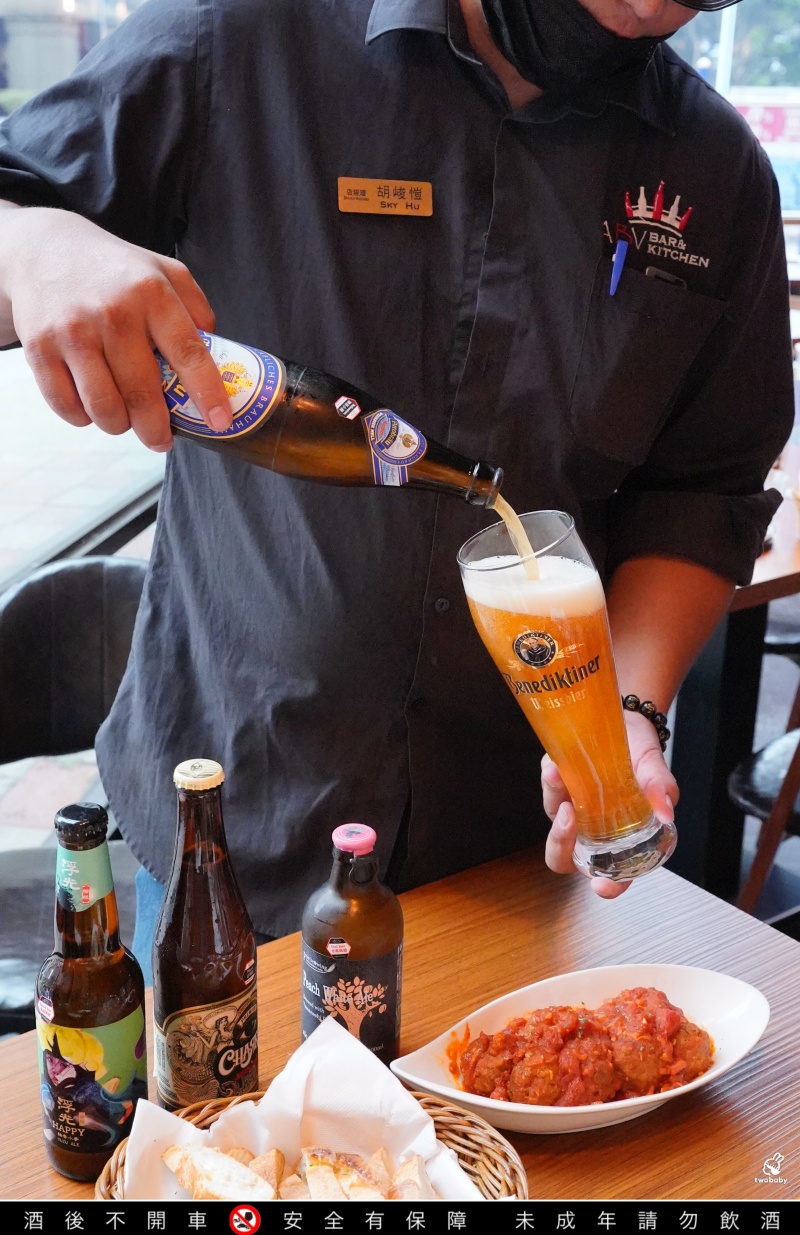 ABV地中海餐酒館林口文三店｜林口最美西班牙餐廳！挑高八米歐風空間、300款精釀啤酒、西班牙海鮮飯與Tapas料理 尾牙春酒聚餐首選就在這間！ @兔貝比的菲比尋嚐