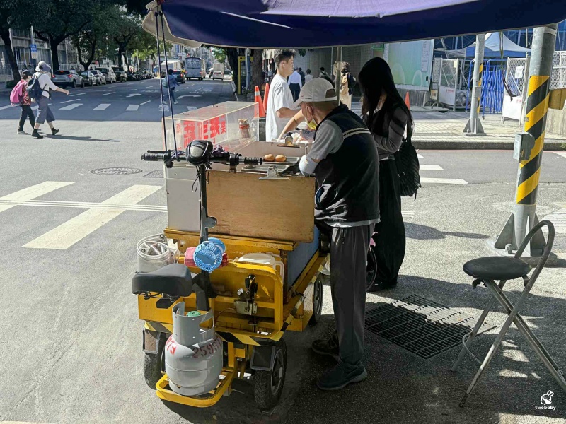 圓山捷運站必吃小點心！ 阿伯快樂雞蛋糕外皮酥脆、內餡紮實 充滿蛋香的銅板美食！ @兔貝比的菲比尋嚐