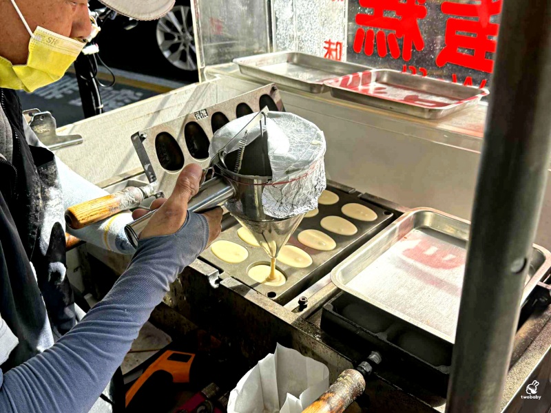 圓山捷運站必吃小點心! 阿伯快樂雞蛋糕外皮酥脆、內餡紮實 充滿蛋香的銅板美食! @兔貝比的菲比尋嚐 圓山捷運站必吃小點心! 阿伯快樂雞蛋糕外皮酥脆、內餡紮實 充滿蛋香的銅板美食! @兔貝比的菲比尋嚐