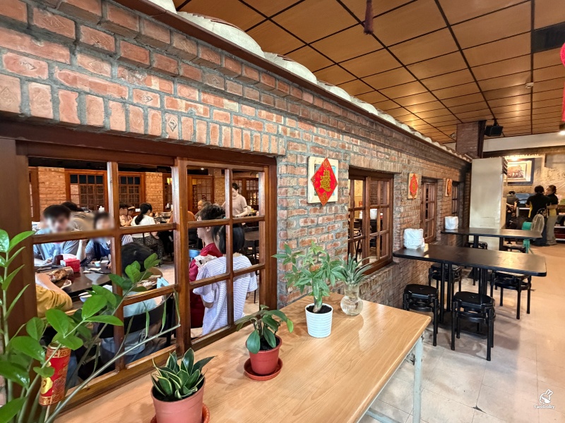【三峽聚餐推薦】台灣磚窯雞三峽店｜龍眼木烤全雞、雞油拌飯吃到飽！合菜 3000 起超澎湃，百人團體都坐得下大型聚餐餐廳 @兔貝比的菲比尋嚐