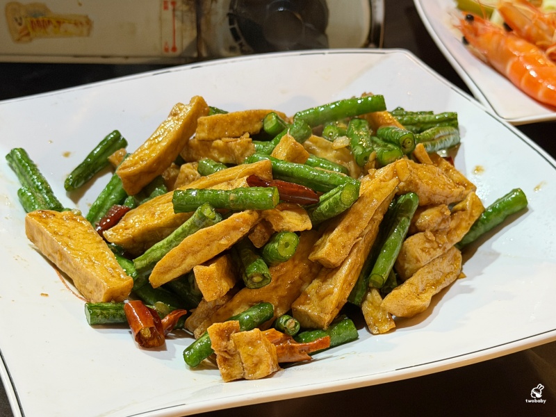【三峽聚餐推薦】台灣磚窯雞三峽店｜龍眼木烤全雞、雞油拌飯吃到飽！合菜 3000 起超澎湃，百人團體都坐得下大型聚餐餐廳 @兔貝比的菲比尋嚐