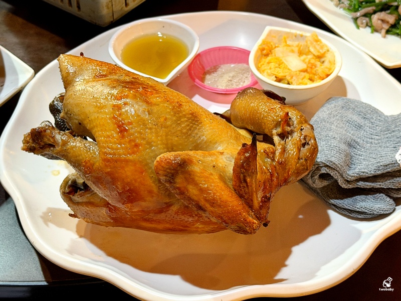【三峽聚餐推薦】台灣磚窯雞三峽店｜龍眼木烤全雞、雞油拌飯吃到飽！合菜 3000 起超澎湃，百人團體都坐得下大型聚餐餐廳 @兔貝比的菲比尋嚐