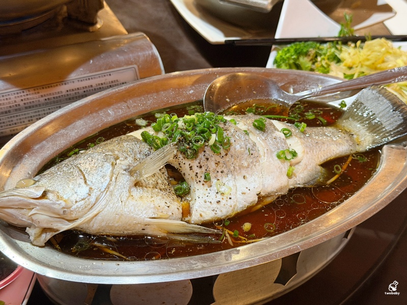 【三峽聚餐推薦】台灣磚窯雞三峽店｜龍眼木烤全雞、雞油拌飯吃到飽！合菜 3000 起超澎湃，百人團體都坐得下大型聚餐餐廳 @兔貝比的菲比尋嚐