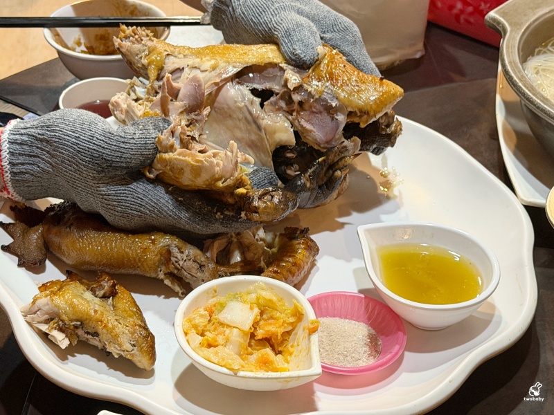 【三峽聚餐推薦】台灣磚窯雞三峽店|龍眼木烤全雞、雞油拌飯吃到飽!合菜 3000 起超澎湃,百人團體都坐得下大型聚餐餐廳 @兔貝比的菲比尋嚐 【三峽聚餐推薦】台灣磚窯雞三峽店|龍眼木烤全雞、雞油拌飯吃到飽!合菜 3000 起超澎湃,百人團體都坐得下大型聚餐餐廳 @兔貝比的菲比尋嚐