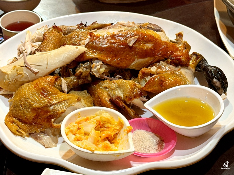 【三峽聚餐推薦】台灣磚窯雞三峽店｜龍眼木烤全雞、雞油拌飯吃到飽！合菜 3000 起超澎湃，百人團體都坐得下大型聚餐餐廳 @兔貝比的菲比尋嚐