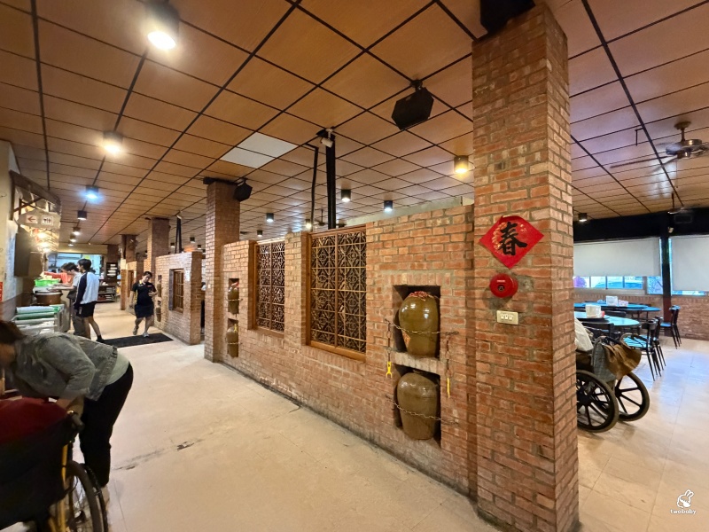 【三峽聚餐推薦】台灣磚窯雞三峽店｜龍眼木烤全雞、雞油拌飯吃到飽！合菜 3000 起超澎湃，百人團體都坐得下大型聚餐餐廳 @兔貝比的菲比尋嚐