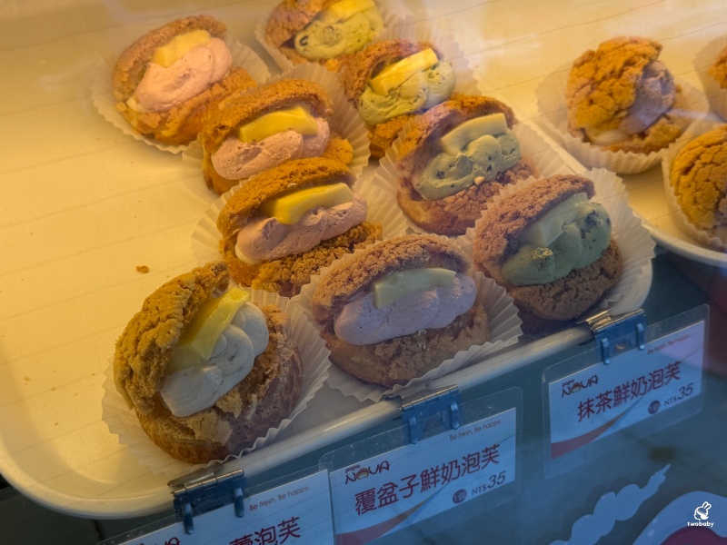 行天宮美食｜諾緯手工鮮奶泡芙 脆皮爆餡不甜膩 口味選擇多 一顆30元 小泡芙一顆不到20元 CP值超高！ @兔貝比的菲比尋嚐