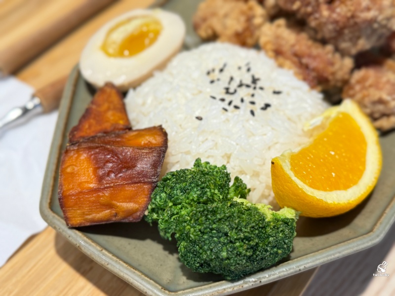 任風咖哩|板橋平價咖哩 古早味鹹酥雞咖哩、轟炸雞腿必點 內用免費加飯加醬 @兔貝比的菲比尋嚐 任風咖哩|板橋平價咖哩 古早味鹹酥雞咖哩、轟炸雞腿必點 內用免費加飯加醬 @兔貝比的菲比尋嚐