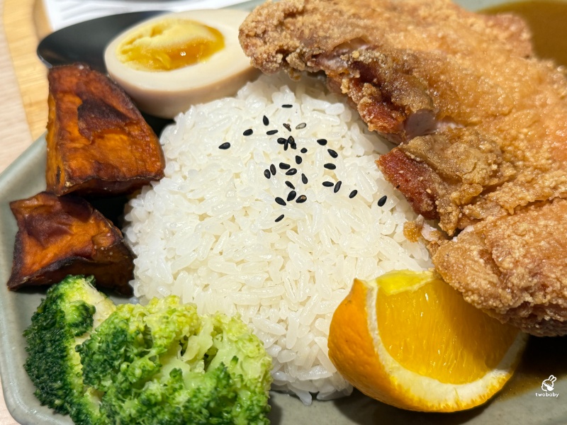 任風咖哩|板橋平價咖哩 古早味鹹酥雞咖哩、轟炸雞腿必點 內用免費加飯加醬 @兔貝比的菲比尋嚐 任風咖哩|板橋平價咖哩 古早味鹹酥雞咖哩、轟炸雞腿必點 內用免費加飯加醬 @兔貝比的菲比尋嚐