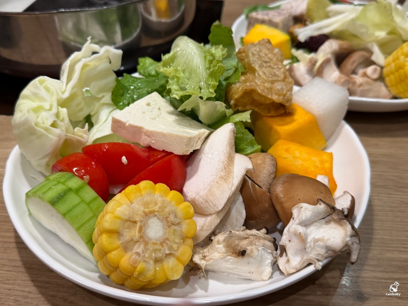 新莊美食｜涮乃葉新莊宏匯i-Tower店 日式火鍋吃到飽480元起 9種湯頭任你挑、肉品無限續、還有霜淇淋＋冰沙甜點整個吃到爽！ @兔貝比的菲比尋嚐