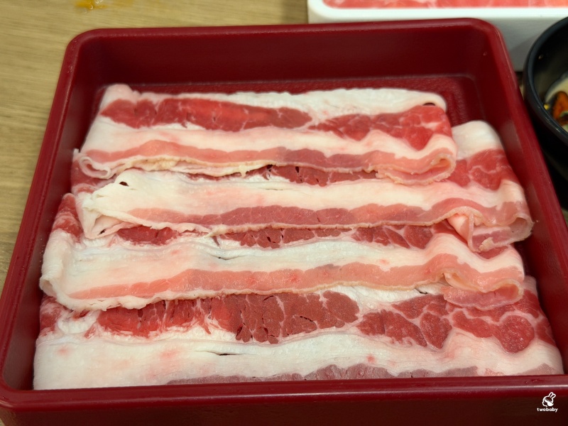 新莊美食｜涮乃葉新莊宏匯i-Tower店 日式火鍋吃到飽480元起 9種湯頭任你挑、肉品無限續、還有霜淇淋＋冰沙甜點整個吃到爽！ @兔貝比的菲比尋嚐
