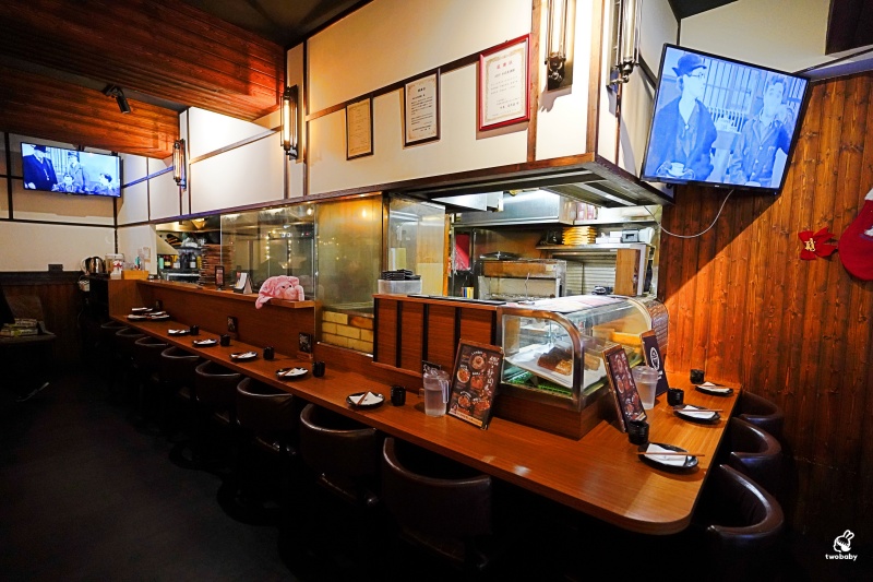 ABV日式居酒館中山店 昭和氛圍裡的日系廣島燒 &times; 稻草燒 &times; 300 款精釀啤酒 中山站深夜聚會首選！ @兔貝比的菲比尋嚐
