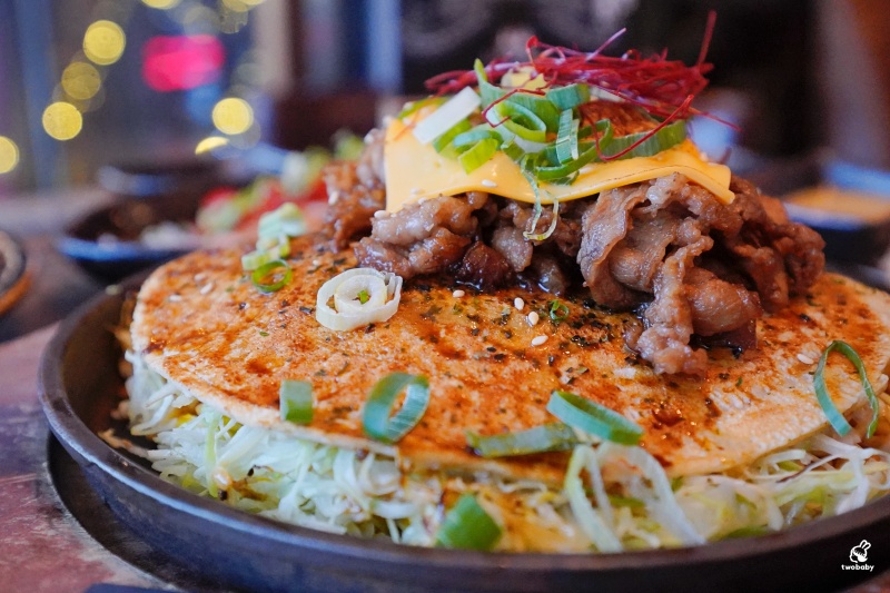 ABV日式居酒館中山店 昭和氛圍裡的日系廣島燒 &times; 稻草燒 &times; 300 款精釀啤酒 中山站深夜聚會首選！ @兔貝比的菲比尋嚐