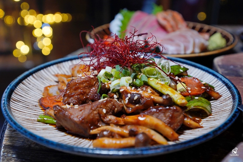 ABV日式居酒館中山店 昭和氛圍裡的日系廣島燒 &times; 稻草燒 &times; 300 款精釀啤酒 中山站深夜聚會首選！ @兔貝比的菲比尋嚐