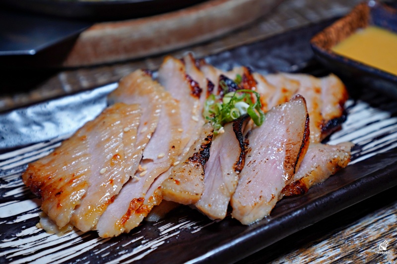 ABV日式居酒館中山店 昭和氛圍裡的日系廣島燒 &times; 稻草燒 &times; 300 款精釀啤酒 中山站深夜聚會首選！ @兔貝比的菲比尋嚐