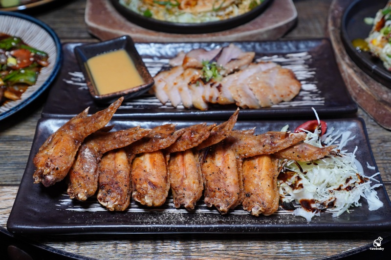 ABV日式居酒館中山店 昭和氛圍裡的日系廣島燒 &times; 稻草燒 &times; 300 款精釀啤酒 中山站深夜聚會首選！ @兔貝比的菲比尋嚐