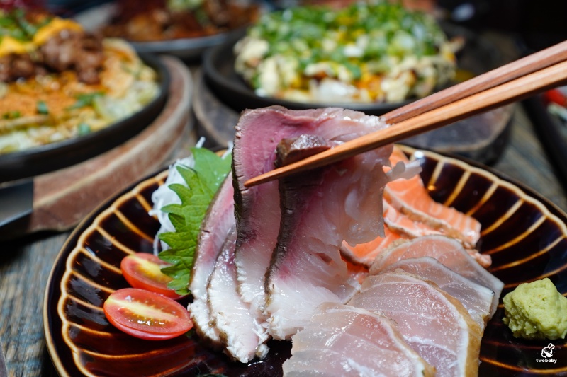ABV日式居酒館中山店 昭和氛圍裡的日系廣島燒 &times; 稻草燒 &times; 300 款精釀啤酒 中山站深夜聚會首選！ @兔貝比的菲比尋嚐