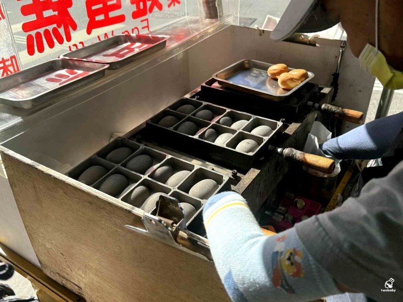 圓山捷運站必吃小點心! 阿伯快樂雞蛋糕外皮酥脆、內餡紮實 充滿蛋香的銅板美食! @兔貝比的菲比尋嚐 圓山捷運站必吃小點心! 阿伯快樂雞蛋糕外皮酥脆、內餡紮實 充滿蛋香的銅板美食! @兔貝比的菲比尋嚐