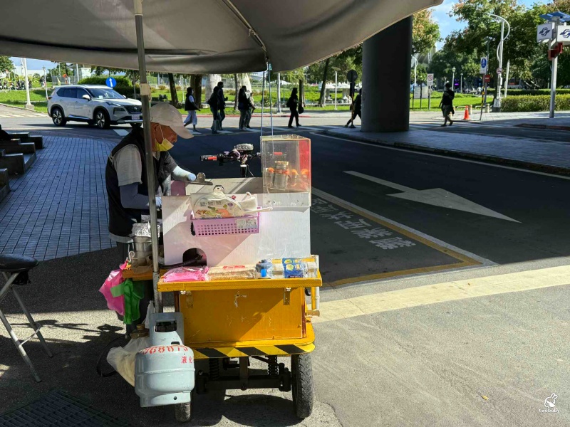 圓山捷運站必吃小點心！ 阿伯快樂雞蛋糕外皮酥脆、內餡紮實 充滿蛋香的銅板美食！ @兔貝比的菲比尋嚐