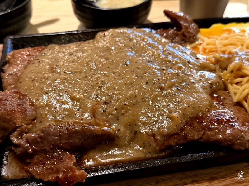 樹林大眾牛排 超過40年的平價牛排館 招牌炙燒起司太邪惡！內用濃湯、鐵板麵、烤吐司、飲料與冰淇淋免費吃！ @兔貝比的菲比尋嚐