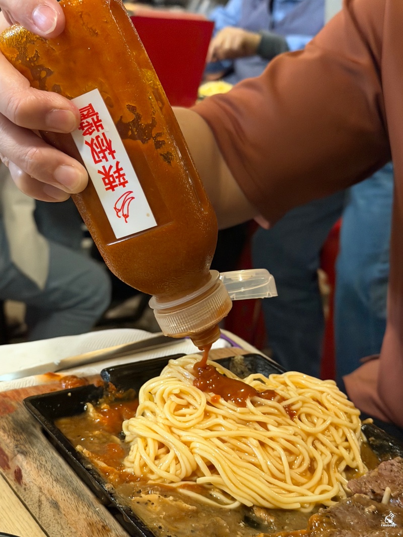 樹林大眾牛排 超過40年的平價牛排館 招牌炙燒起司太邪惡！內用濃湯、鐵板麵、烤吐司、飲料與冰淇淋免費吃！ @兔貝比的菲比尋嚐