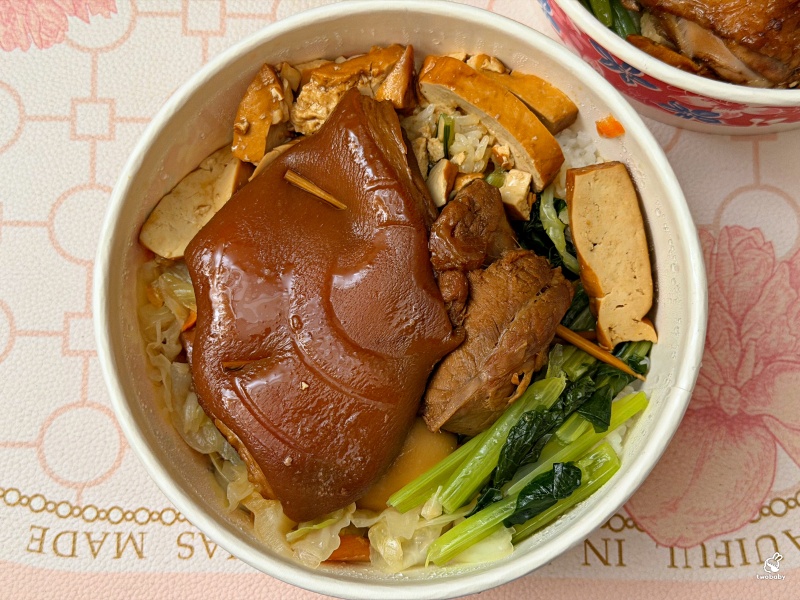 金香谷美味廣場｜樹林夜市人氣外帶便當 現烤雞腿、肉嫩、大份量有飽足感！ @兔貝比的菲比尋嚐