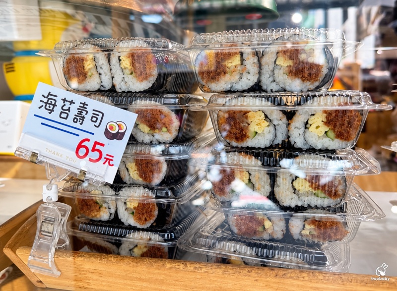 蘇西家手作壽司 被玩具公仔包圍的壽司店 知名壽司的第三代經營 招牌肉鬆皮蛋口味創意新口味 一吃就上癮！ @兔貝比的菲比尋嚐