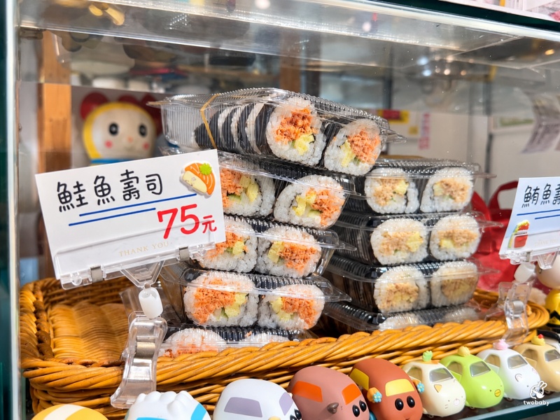 蘇西家手作壽司 被玩具公仔包圍的壽司店 知名壽司的第三代經營 招牌肉鬆皮蛋口味創意新口味 一吃就上癮！ @兔貝比的菲比尋嚐