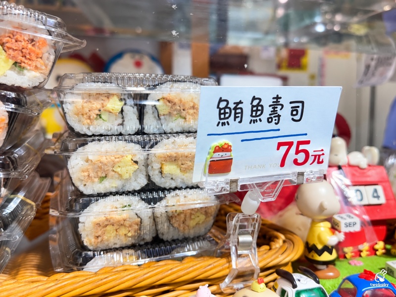 蘇西家手作壽司 被玩具公仔包圍的壽司店 知名壽司的第三代經營 招牌肉鬆皮蛋口味創意新口味 一吃就上癮！ @兔貝比的菲比尋嚐