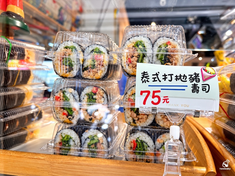蘇西家手作壽司 被玩具公仔包圍的壽司店 知名壽司的第三代經營 招牌肉鬆皮蛋口味創意新口味 一吃就上癮！ @兔貝比的菲比尋嚐