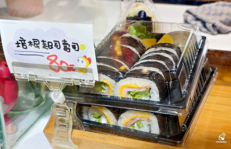 蘇西家手作壽司 被玩具公仔包圍的壽司店 知名壽司的第三代經營 招牌肉鬆皮蛋口味創意新口味 一吃就上癮！ @兔貝比的菲比尋嚐
