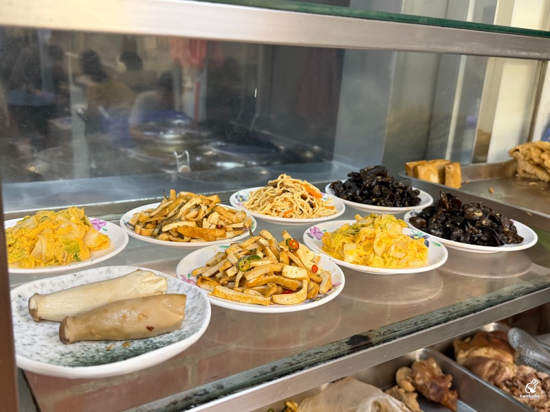 阿達師牛肉麵｜板橋人氣牛肉麵名店 五星主廚 厚切牛肉 紅燒湯頭醇厚不膩、麻辣香麻順口！ @兔貝比的菲比尋嚐