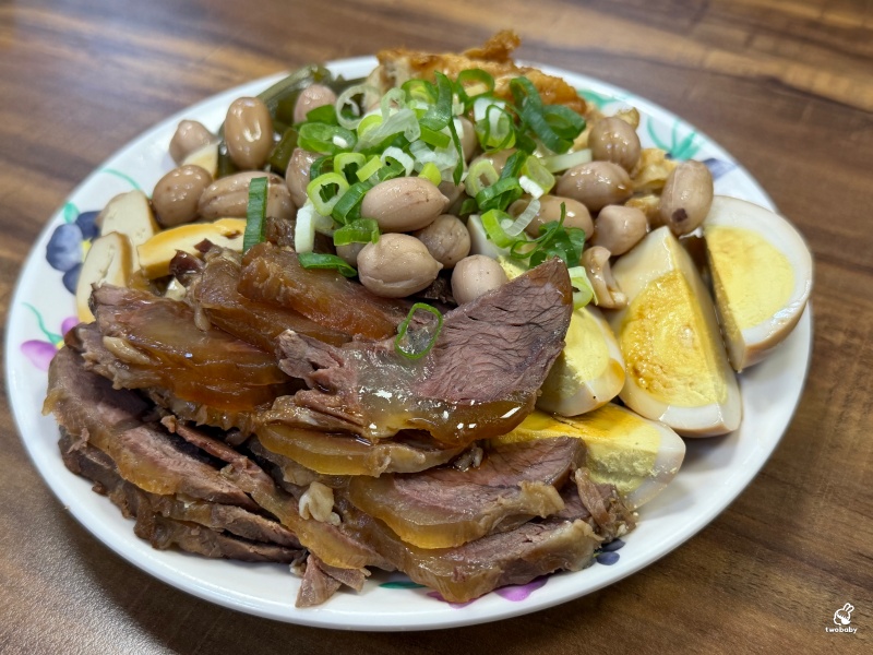阿達師牛肉麵｜板橋人氣牛肉麵名店 五星主廚 厚切牛肉 紅燒湯頭醇厚不膩、麻辣香麻順口！ @兔貝比的菲比尋嚐