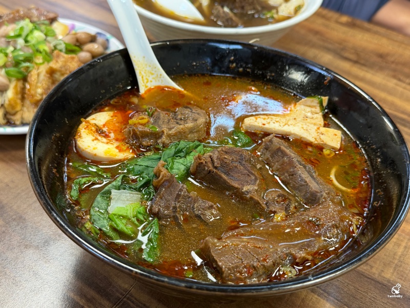 阿達師牛肉麵｜板橋人氣牛肉麵名店 五星主廚 厚切牛肉 紅燒湯頭醇厚不膩、麻辣香麻順口！ @兔貝比的菲比尋嚐