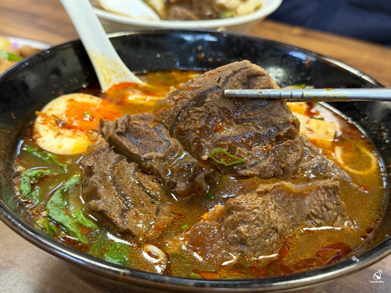阿達師牛肉麵｜板橋人氣牛肉麵名店 五星主廚 厚切牛肉 紅燒湯頭醇厚不膩、麻辣香麻順口！ @兔貝比的菲比尋嚐