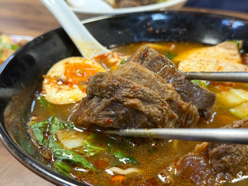 阿達師牛肉麵｜板橋人氣牛肉麵名店 五星主廚 厚切牛肉 紅燒湯頭醇厚不膩、麻辣香麻順口！ @兔貝比的菲比尋嚐
