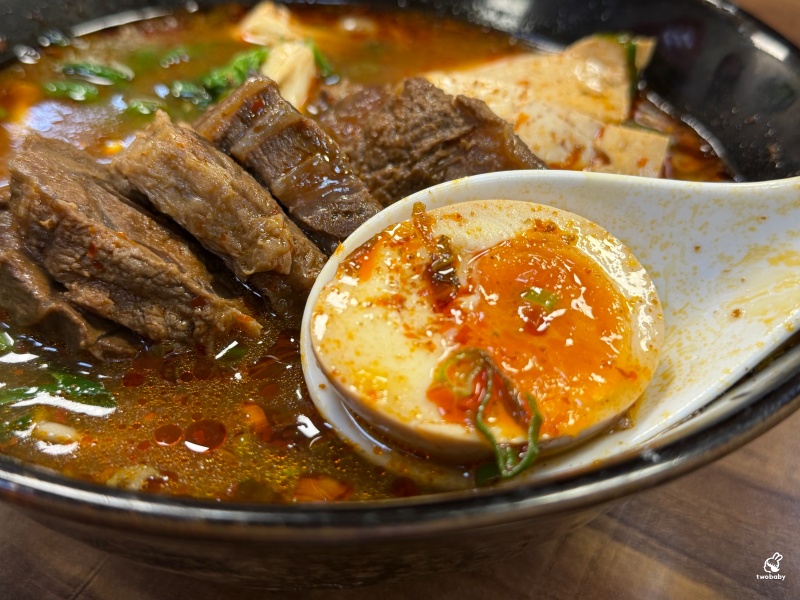 阿達師牛肉麵｜板橋人氣牛肉麵名店 五星主廚 厚切牛肉 紅燒湯頭醇厚不膩、麻辣香麻順口！ @兔貝比的菲比尋嚐