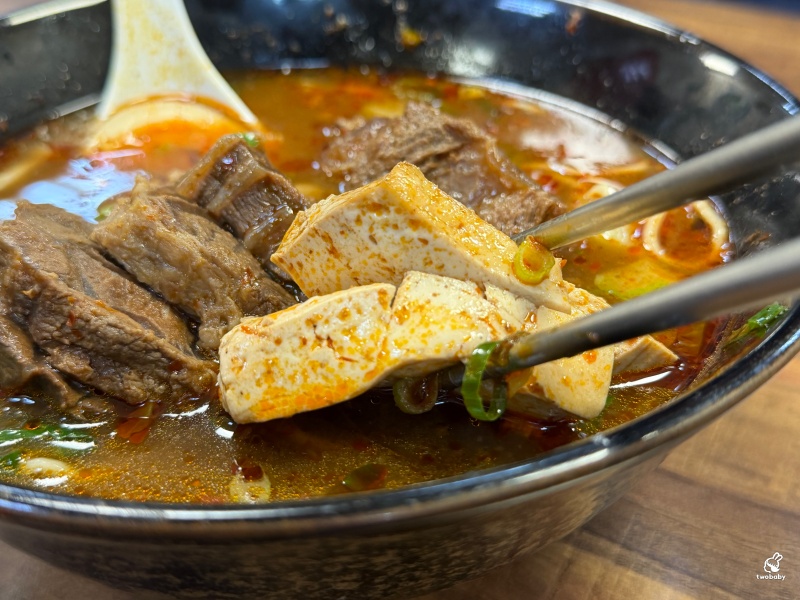 阿達師牛肉麵｜板橋人氣牛肉麵名店 五星主廚 厚切牛肉 紅燒湯頭醇厚不膩、麻辣香麻順口！ @兔貝比的菲比尋嚐