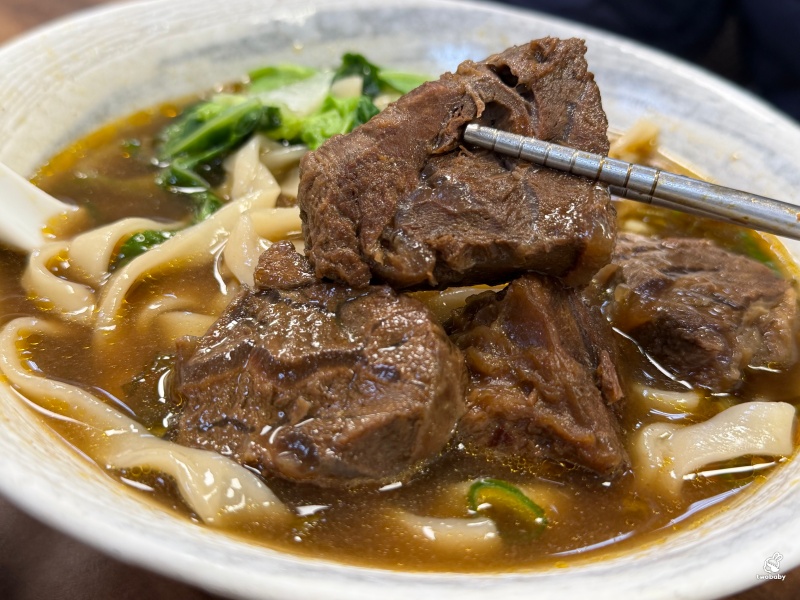 阿達師牛肉麵｜板橋人氣牛肉麵名店 五星主廚 厚切牛肉 紅燒湯頭醇厚不膩、麻辣香麻順口！ @兔貝比的菲比尋嚐