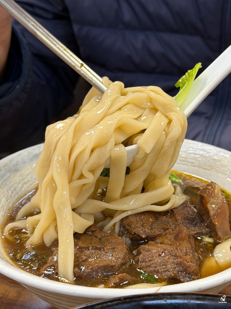 阿達師牛肉麵｜板橋人氣牛肉麵名店 五星主廚 厚切牛肉 紅燒湯頭醇厚不膩、麻辣香麻順口！ @兔貝比的菲比尋嚐