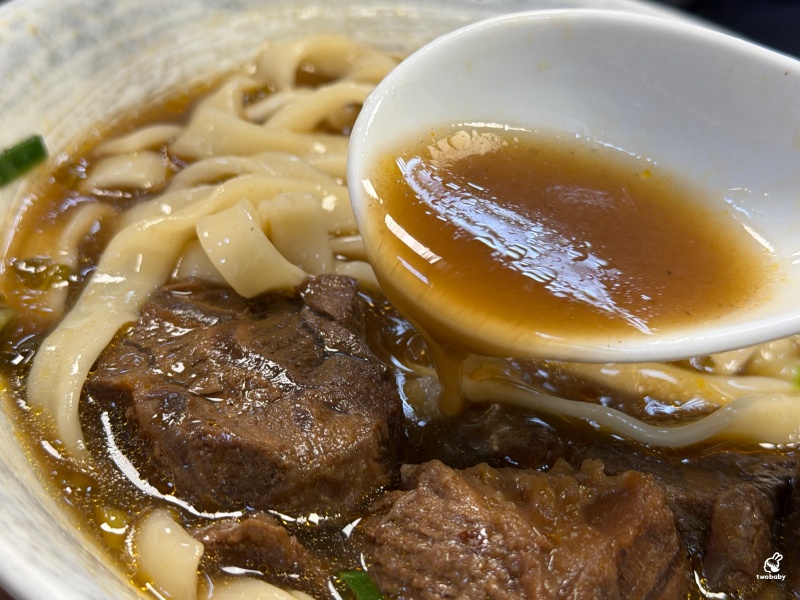 阿達師牛肉麵｜板橋人氣牛肉麵名店 五星主廚 厚切牛肉 紅燒湯頭醇厚不膩、麻辣香麻順口！ @兔貝比的菲比尋嚐