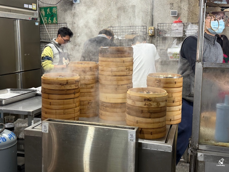56巷口湯包 平價小籠包不用百元就吃得到 一咬就噴汁 現在有店面吹冷氣更加分！ @兔貝比的菲比尋嚐