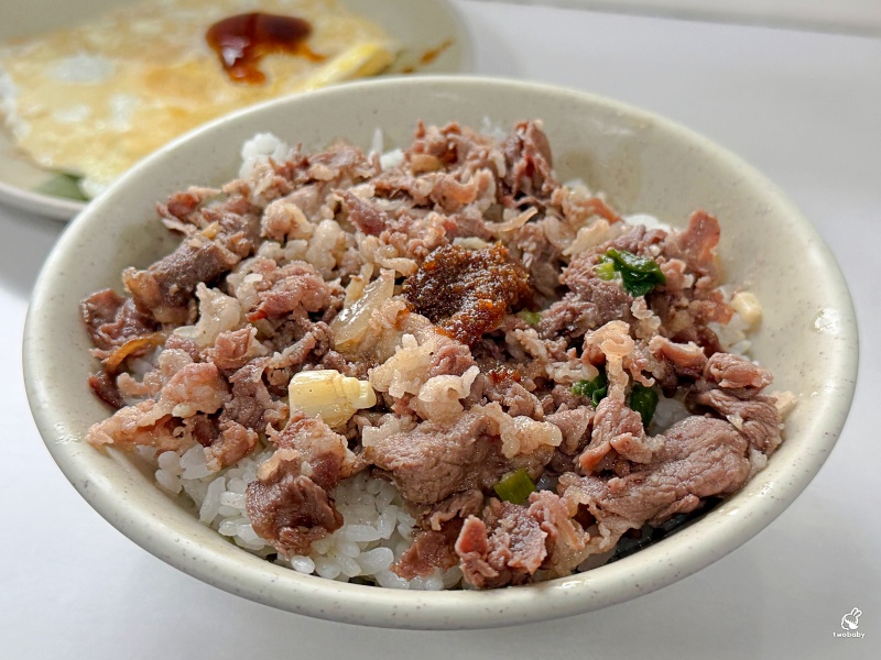 羊肉榮樹林店｜鐵皮屋人氣沙茶羊肉飯，在地人用餐時段必吃美食！ @兔貝比的菲比尋嚐