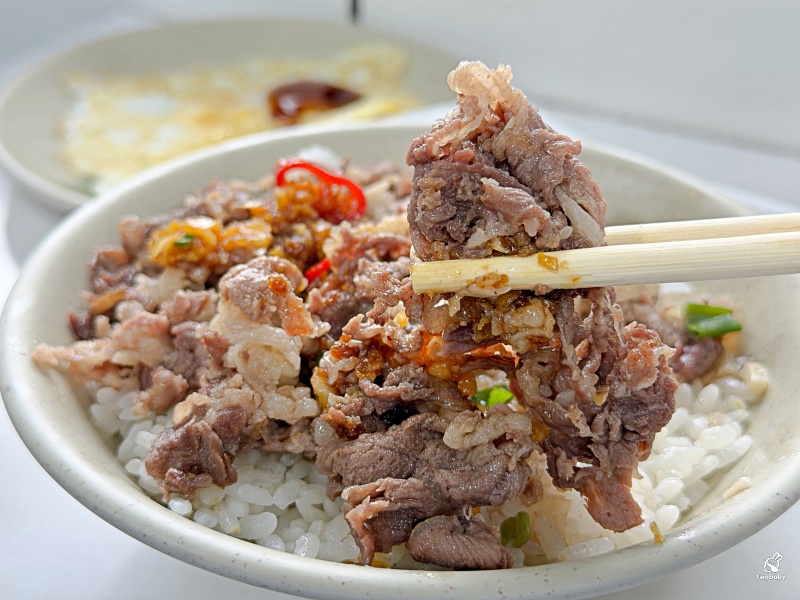 羊肉榮樹林店｜鐵皮屋人氣沙茶羊肉飯，在地人用餐時段必吃美食！ @兔貝比的菲比尋嚐