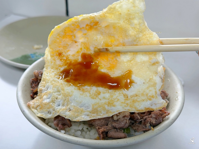羊肉榮樹林店｜鐵皮屋人氣沙茶羊肉飯，在地人用餐時段必吃美食！ @兔貝比的菲比尋嚐