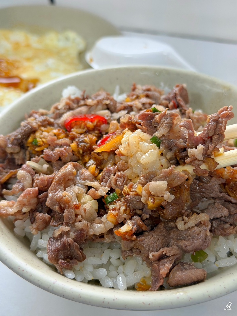 羊肉榮樹林店｜鐵皮屋人氣沙茶羊肉飯，在地人用餐時段必吃美食！ @兔貝比的菲比尋嚐