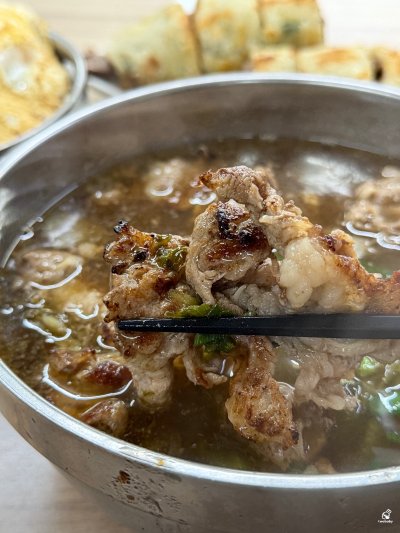 板凳麵 隱藏在巷弄中的眷村美食 現擀麵餅就是香 還有炙燒牛五花湯 濃郁醇厚也是必點！ @兔貝比的菲比尋嚐