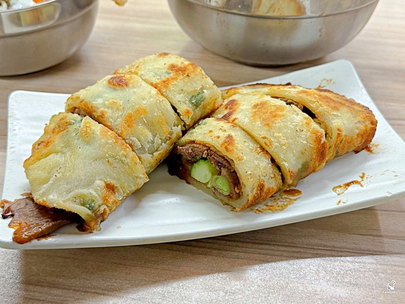 板凳麵 隱藏在巷弄中的眷村美食 現擀麵餅就是香 還有炙燒牛五花湯 濃郁醇厚也是必點! @兔貝比的菲比尋嚐 板凳麵 隱藏在巷弄中的眷村美食 現擀麵餅就是香 還有炙燒牛五花湯 濃郁醇厚也是必點! @兔貝比的菲比尋嚐