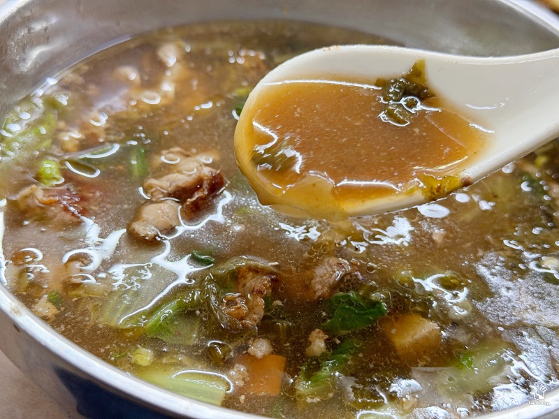 板凳麵 隱藏在巷弄中的眷村美食 現擀麵餅就是香 還有炙燒牛五花湯 濃郁醇厚也是必點! @兔貝比的菲比尋嚐 板凳麵 隱藏在巷弄中的眷村美食 現擀麵餅就是香 還有炙燒牛五花湯 濃郁醇厚也是必點! @兔貝比的菲比尋嚐