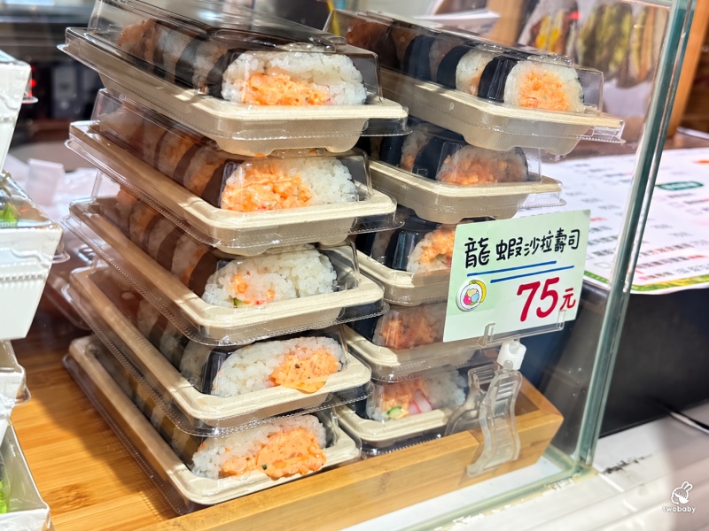 蘇西家手作壽司 被玩具公仔包圍的壽司店 知名壽司的第三代經營 招牌肉鬆皮蛋口味創意新口味 一吃就上癮！ @兔貝比的菲比尋嚐